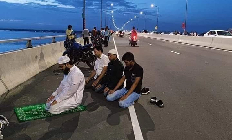 পদ্মা সেতুতে নামাজ, ছবি ভাইরাল